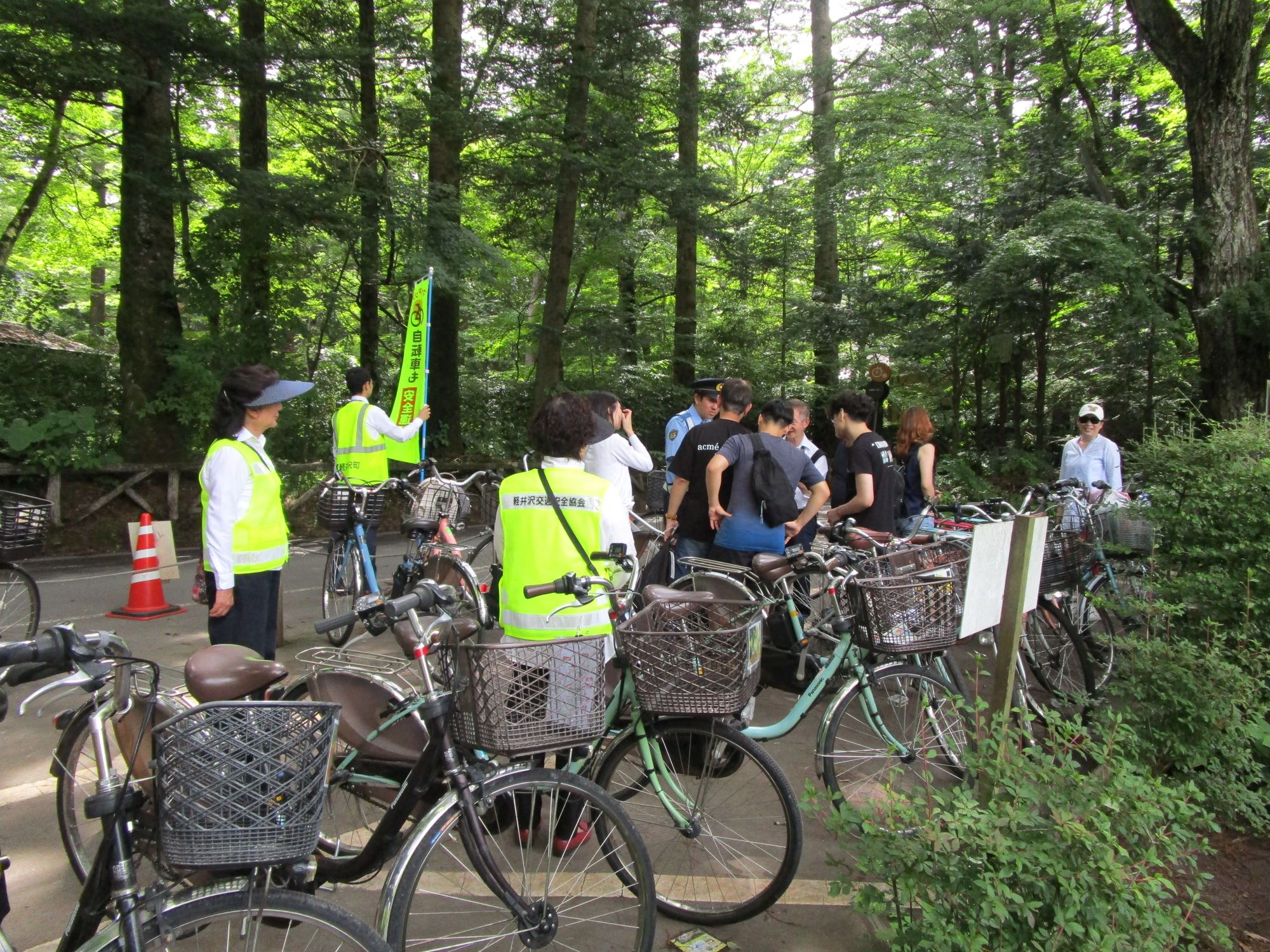雲場池で自転車利用者に啓発活動